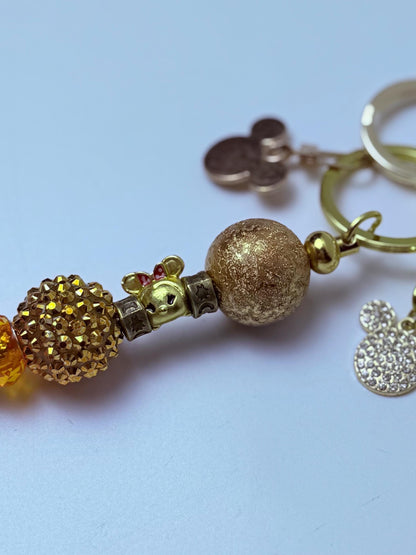 Disney inspirierter goldener Taschenanhänger, Micky Maus Strass-Schlüsselanhänger mit Perlen & Kristallakzent, handgefertigtes Taschenaccessoire, süßes Disney-Geschenk