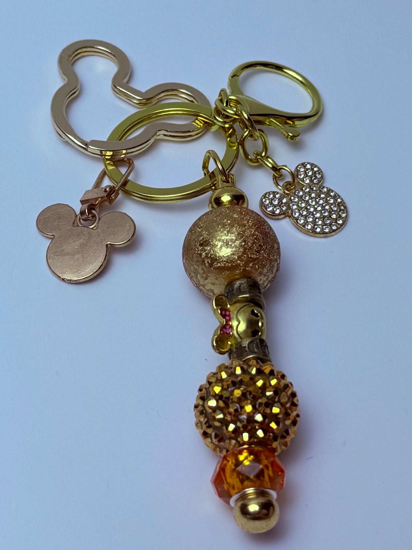 Disney inspirierter goldener Taschenanhänger, Micky Maus Strass-Schlüsselanhänger mit Perlen & Kristallakzent, handgefertigtes Taschenaccessoire, süßes Disney-Geschenk