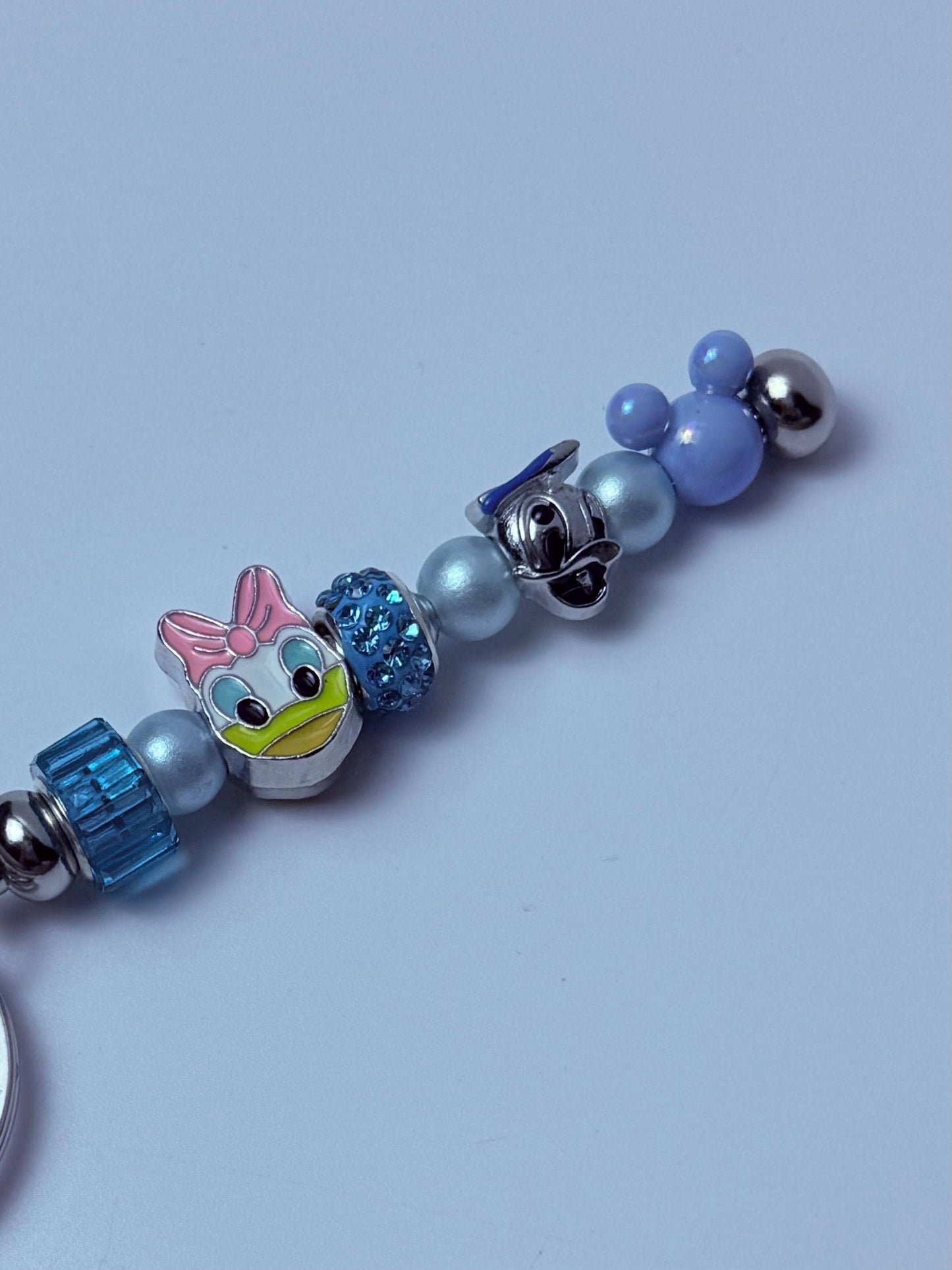 Disney inspirierter Taschenanhänger Daisy Duck Schlüsselanhänger mit blauen und pinken Perlen, handgemachtes Taschenaccessoire, süßes Disney Geschenk für sie
