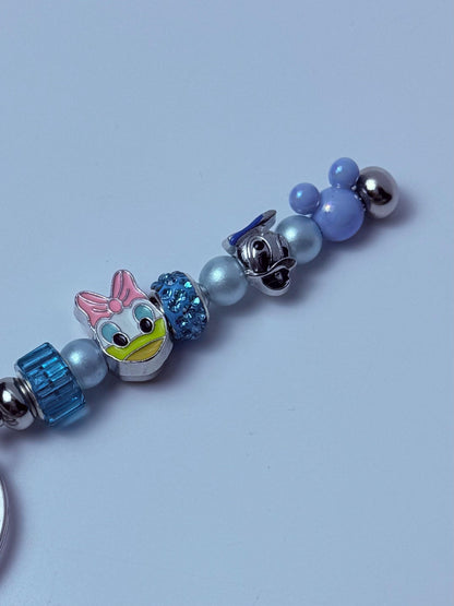 Disney inspirierter Taschenanhänger Daisy Duck Schlüsselanhänger mit blauen und pinken Perlen, handgemachtes Taschenaccessoire, süßes Disney Geschenk für sie