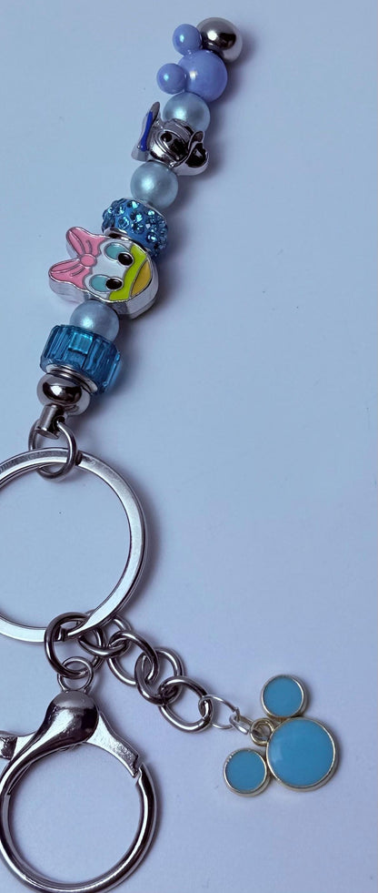 Disney inspirierter Taschenanhänger Daisy Duck Schlüsselanhänger mit blauen und pinken Perlen, handgemachtes Taschenaccessoire, süßes Disney Geschenk für sie