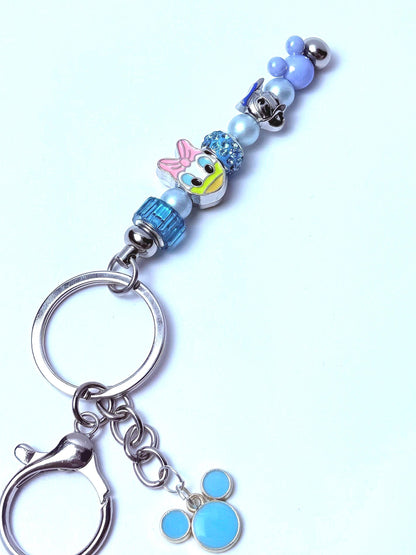 Disney inspirierter Taschenanhänger Daisy Duck Schlüsselanhänger mit blauen und pinken Perlen, handgemachtes Taschenaccessoire, süßes Disney Geschenk für sie