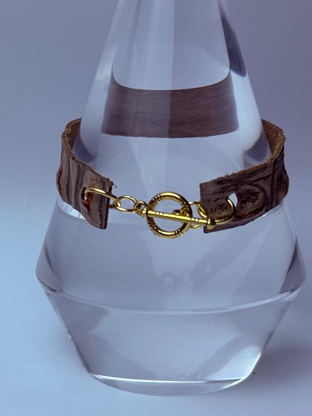 Handgefertigtes geprägtes Lederarmband: Rustikale Boho-Manschette mit goldenem Knebelverschluss
