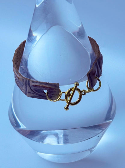 Handgefertigtes geprägtes Lederarmband: Rustikale Boho-Manschette mit goldenem Knebelverschluss