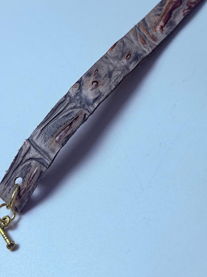 Handgefertigtes geprägtes Lederarmband: Rustikale Boho-Manschette mit goldenem Knebelverschluss