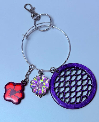 Lila Hibiskus-Taschenanhänger Schlüsselanhänger: Meerjungfrauen-Schuppen-Acryl-Taschenaccessoire