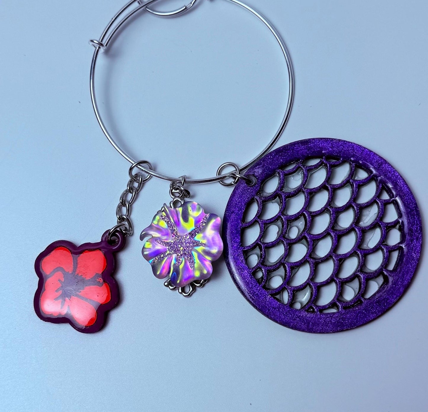 Lila Hibiskus-Taschenanhänger Schlüsselanhänger: Meerjungfrauen-Schuppen-Acryl-Taschenaccessoire