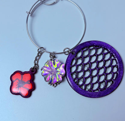 Lila Hibiskus-Taschenanhänger Schlüsselanhänger: Meerjungfrauen-Schuppen-Acryl-Taschenaccessoire