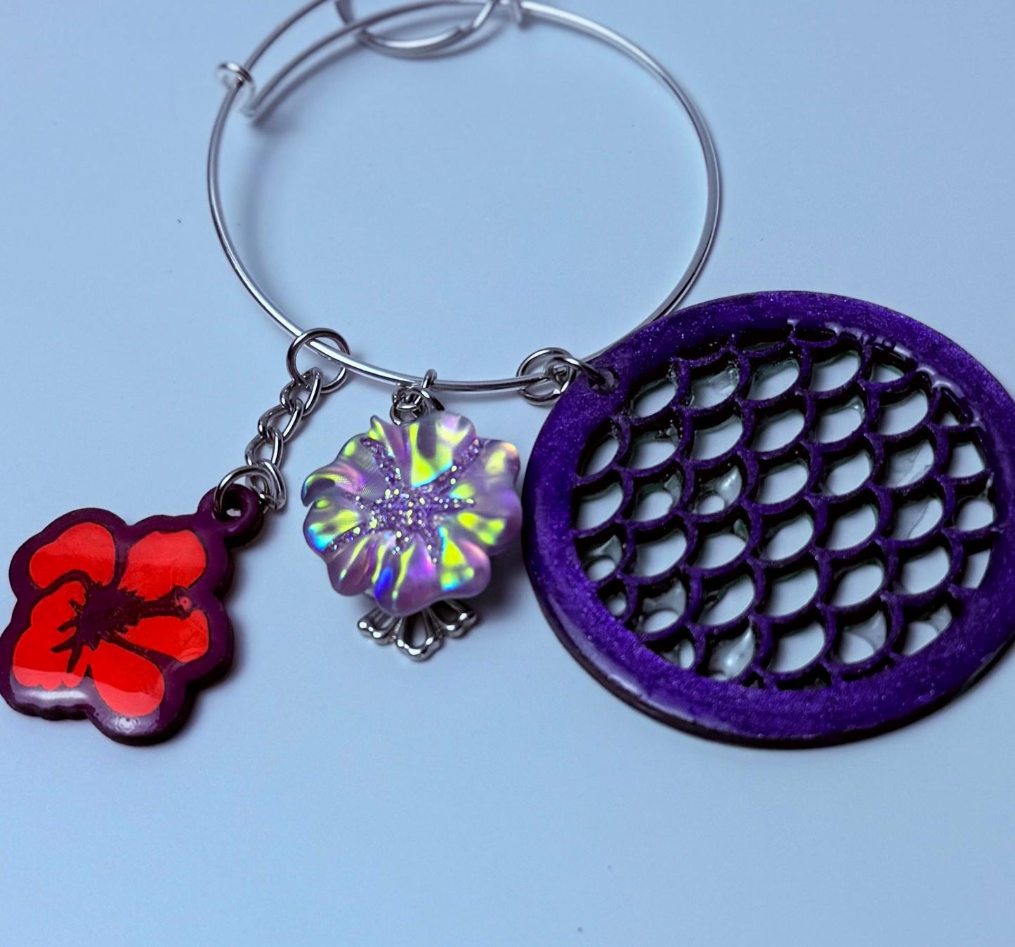 Lila Hibiskus-Taschenanhänger Schlüsselanhänger: Meerjungfrauen-Schuppen-Acryl-Taschenaccessoire