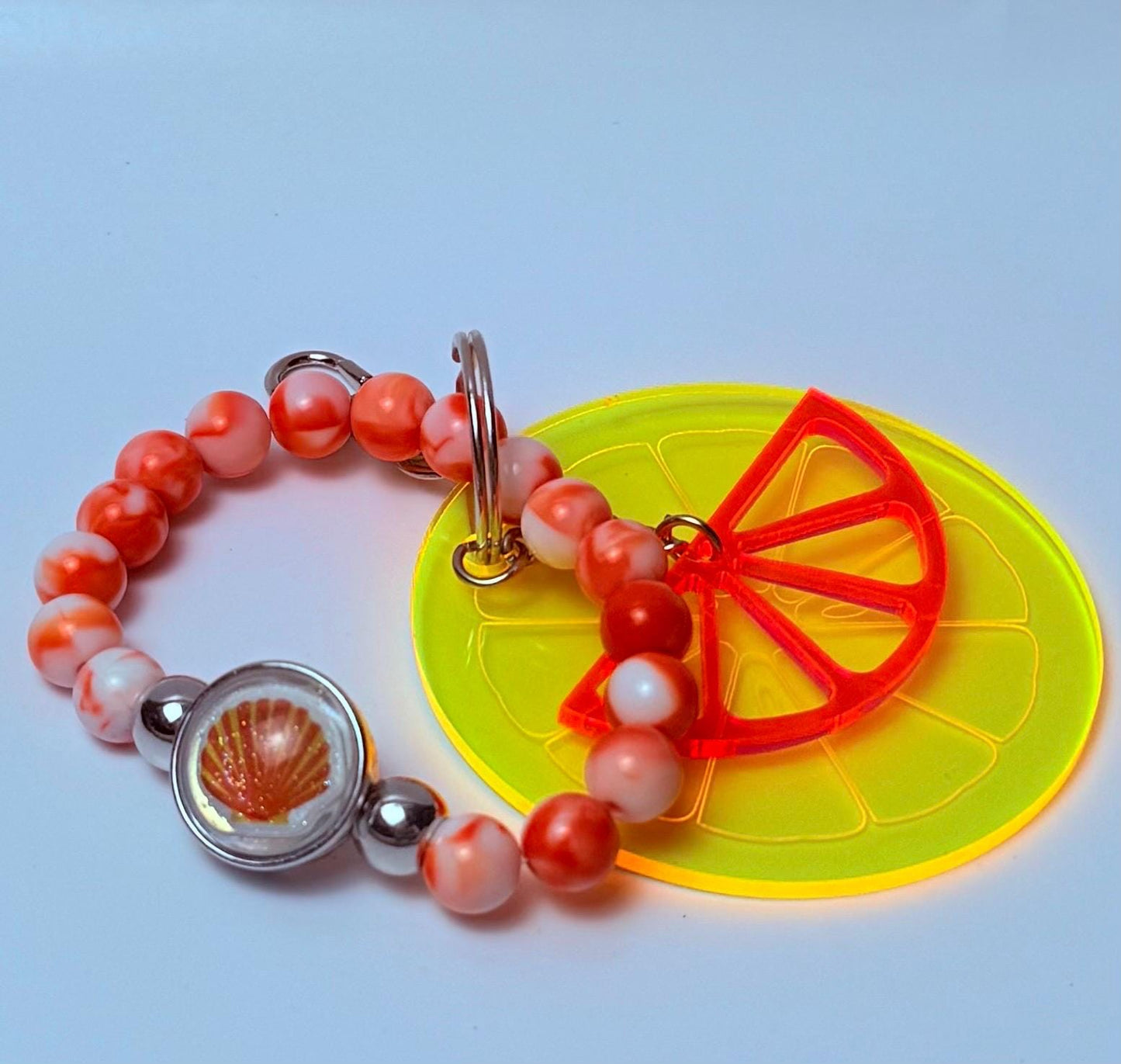 Zitronenscheiben-Taschenanhänger: Acryl-Taschenaccessoire mit Marmorperlen