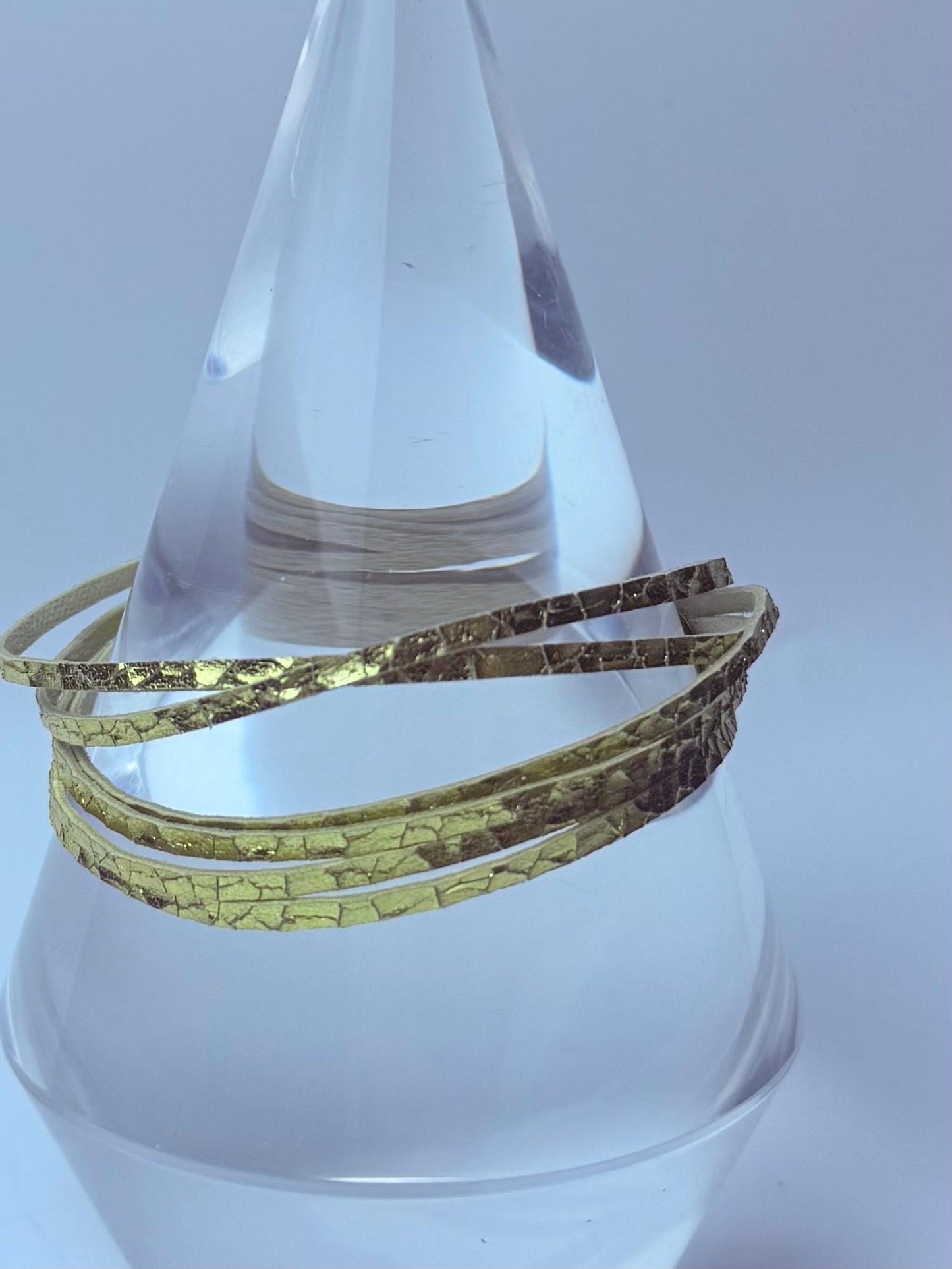 Goldfarbenes geknittertes Lederarmband: Metallisches Boho-Chic-Armband
