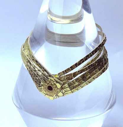 Goldfarbenes geknittertes Lederarmband: Metallisches Boho-Chic-Armband