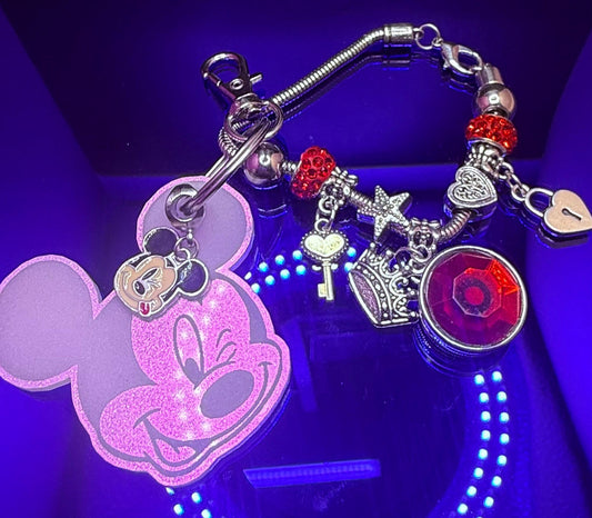 Pinker schillernder Mickey-Schlüsselanhänger, gravierter Acryl-Charm mit zwinkerndem Mickey-Gesicht und baumelndem Emaille-Mickey, Disney-inspirierter Taschenanhänger