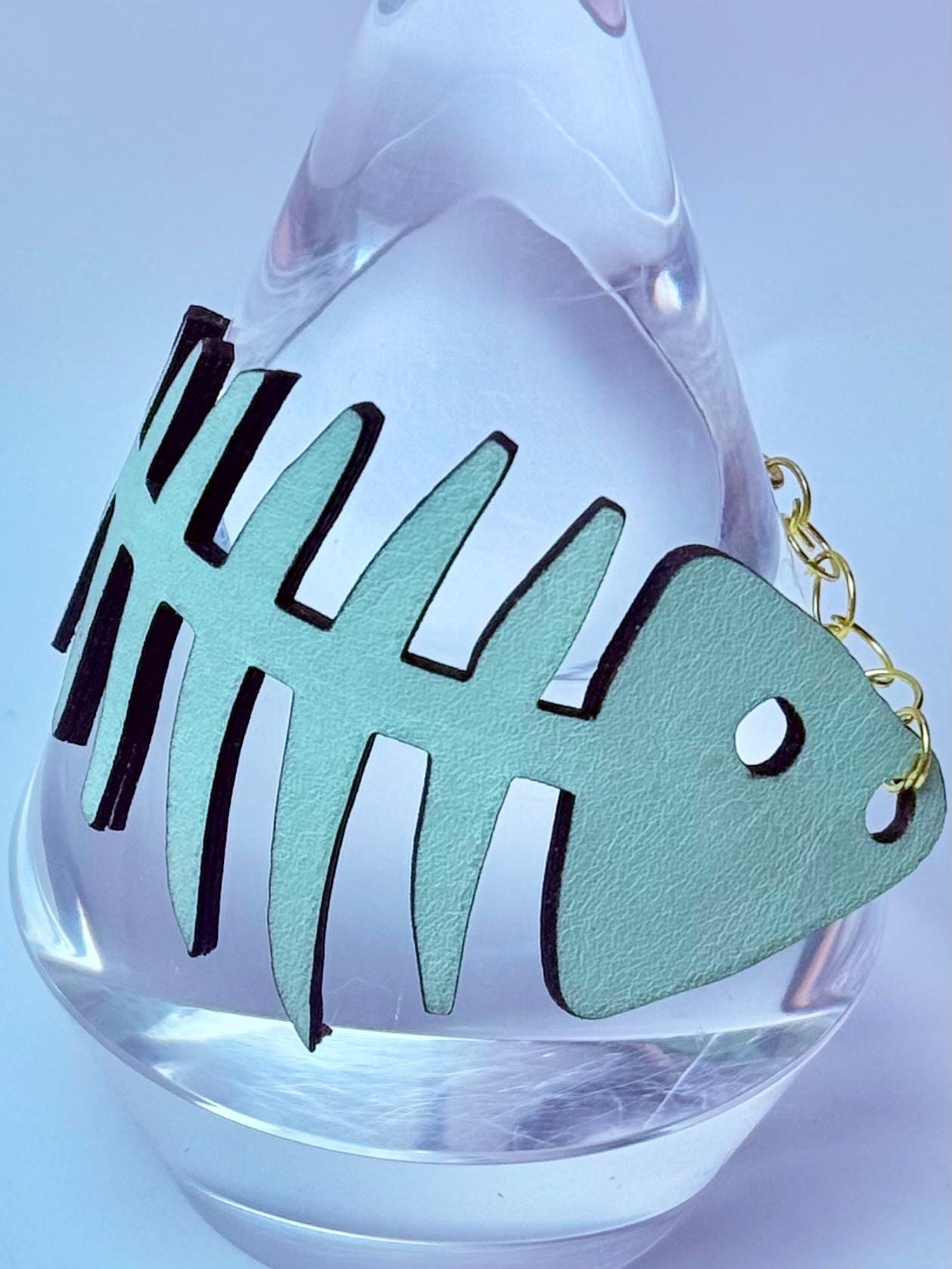 Fischgräten-Lederarmband: Handgefertigtes Skelett-Fisch-Boho-Armband