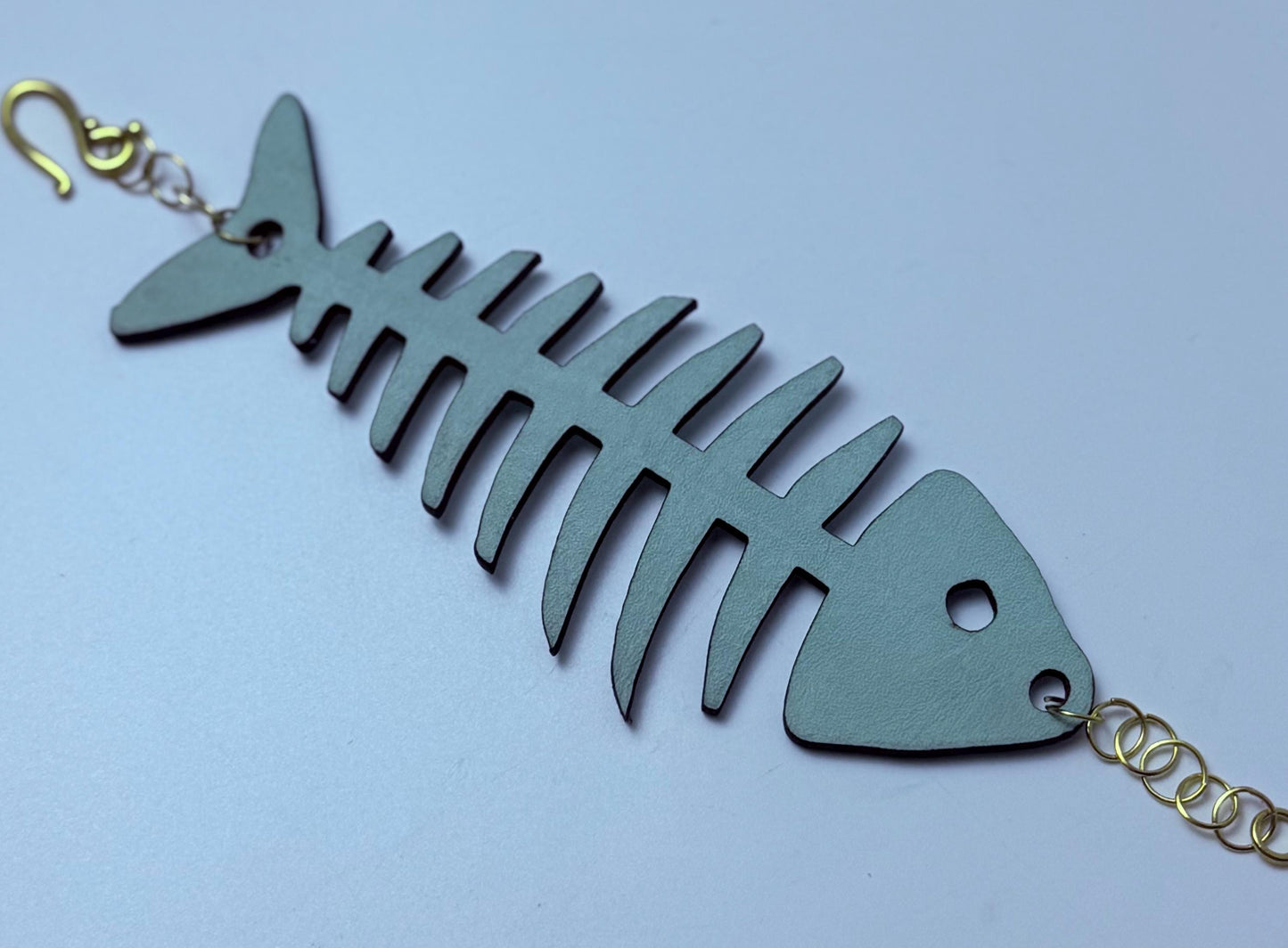 Fischgräten-Lederarmband: Handgefertigtes Skelett-Fisch-Boho-Armband