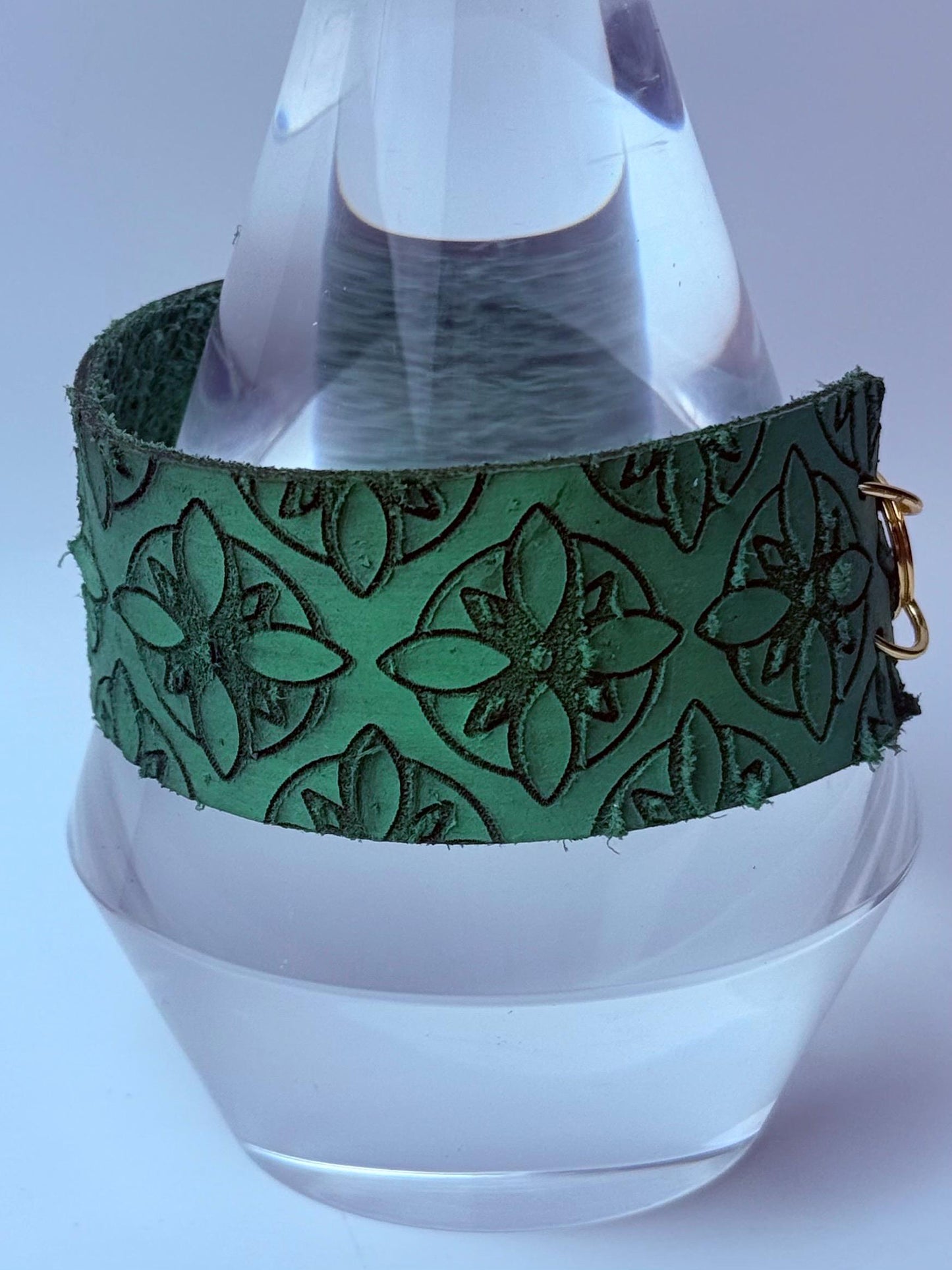 Grünes geprägtes Lederarmband: Handgemachter Boho-Gothic-Schmuck