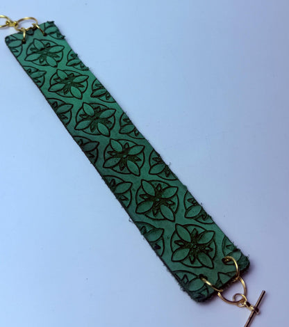 Grünes geprägtes Lederarmband: Handgemachter Boho-Gothic-Schmuck