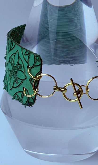 Grünes geprägtes Lederarmband: Handgemachter Boho-Gothic-Schmuck
