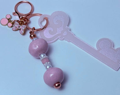 Disney inspirierter Schlüssel Pink Glitzer Schlüsselanhänger Acryl Geldbörsen-Charm mit Perlen- und Edelsteinakzenten