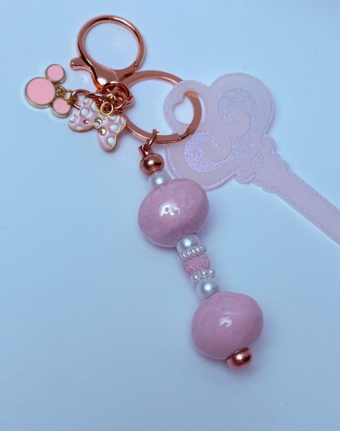 Disney inspirierter Schlüssel Pink Glitzer Schlüsselanhänger Acryl Geldbörsen-Charm mit Perlen- und Edelsteinakzenten