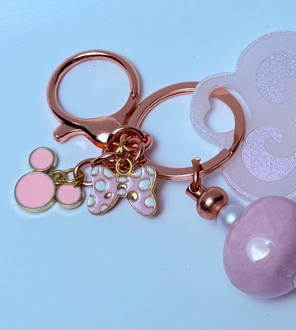 Disney inspirierter Schlüssel Pink Glitzer Schlüsselanhänger Acryl Geldbörsen-Charm mit Perlen- und Edelsteinakzenten