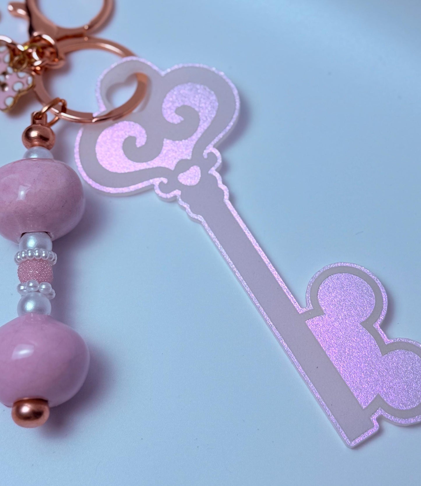 Disney inspirierter Schlüssel Pink Glitzer Schlüsselanhänger Acryl Geldbörsen-Charm mit Perlen- und Edelsteinakzenten