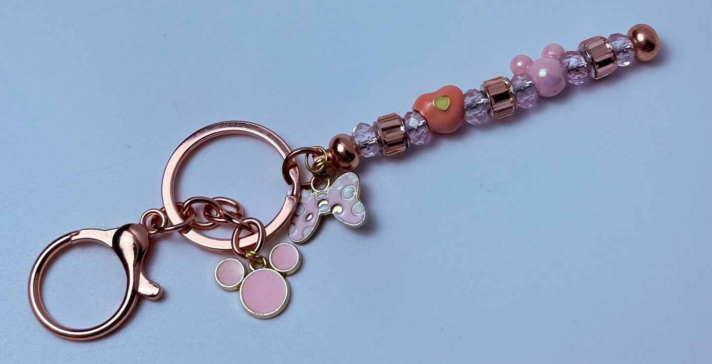 Rose Gold Pink Micky & Minnie Perlen Schlüsselanhänger Pastellfarbener Disney-inspirierter Anhänger mit Kristallperlen, Minnie Schleifen-Herzperlen