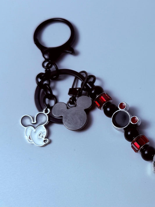 Schwarzer Micky Maus Charm-Schlüsselanhänger, rot-schwarz geknotete Perlenkette, mehrere Disney Charms, handgefertigtes Disney Taschenaccessoire