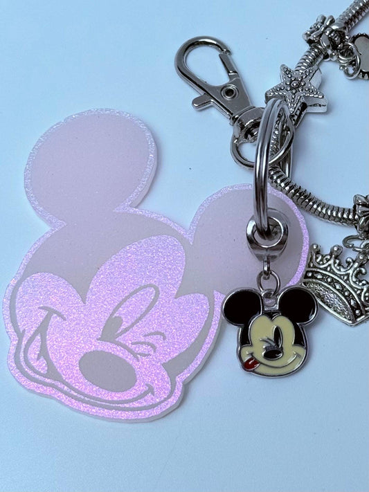 Pinker schillernder Mickey-Schlüsselanhänger, gravierter Acryl-Charm mit zwinkerndem Mickey-Gesicht und baumelndem Emaille-Mickey, Disney-inspirierter Taschenanhänger