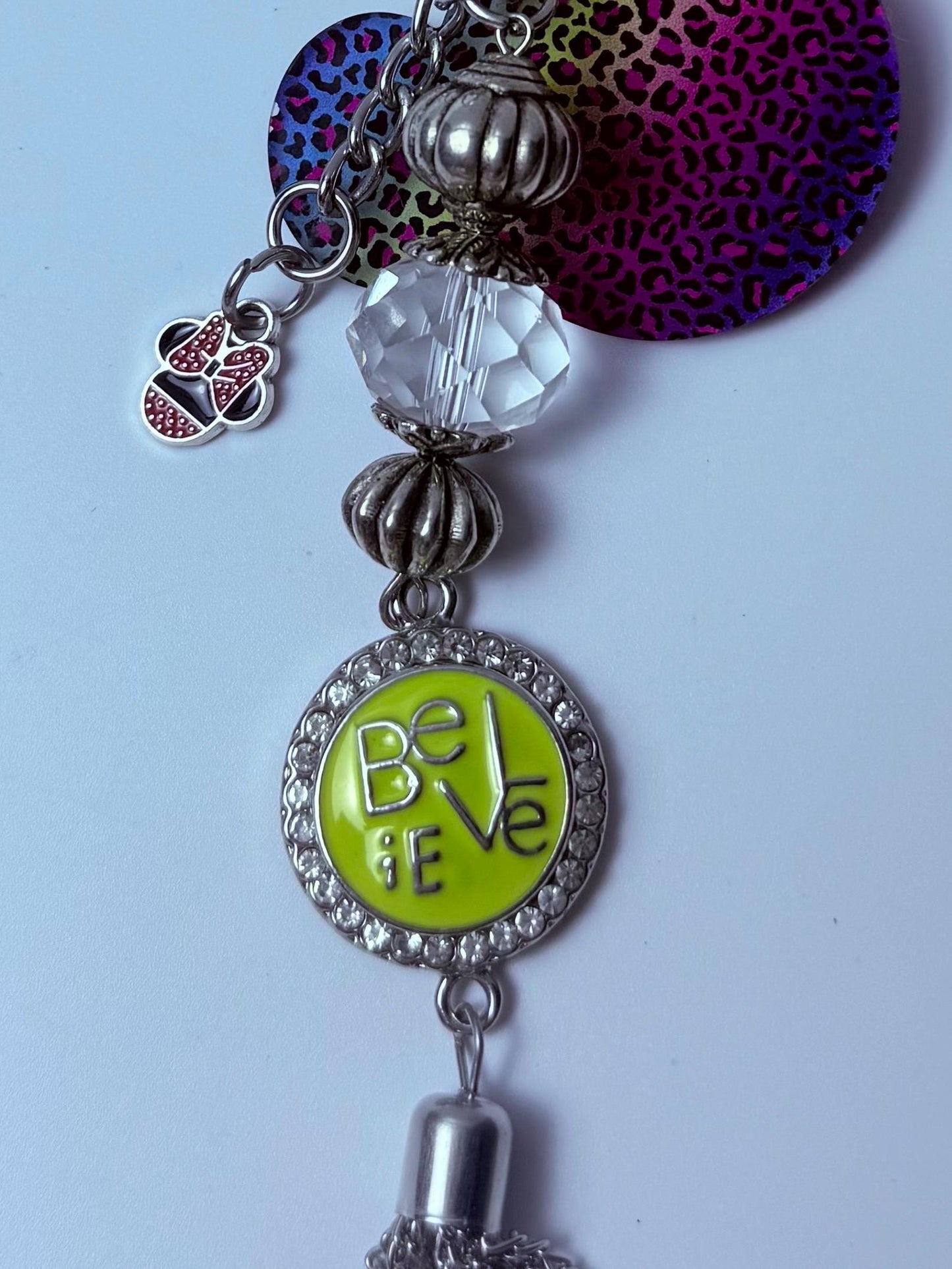 Regenbogen-Leopard Mickey Schlüsselanhänger: Disney-inspirierter Taschenanhänger mit Minnie-Schleife