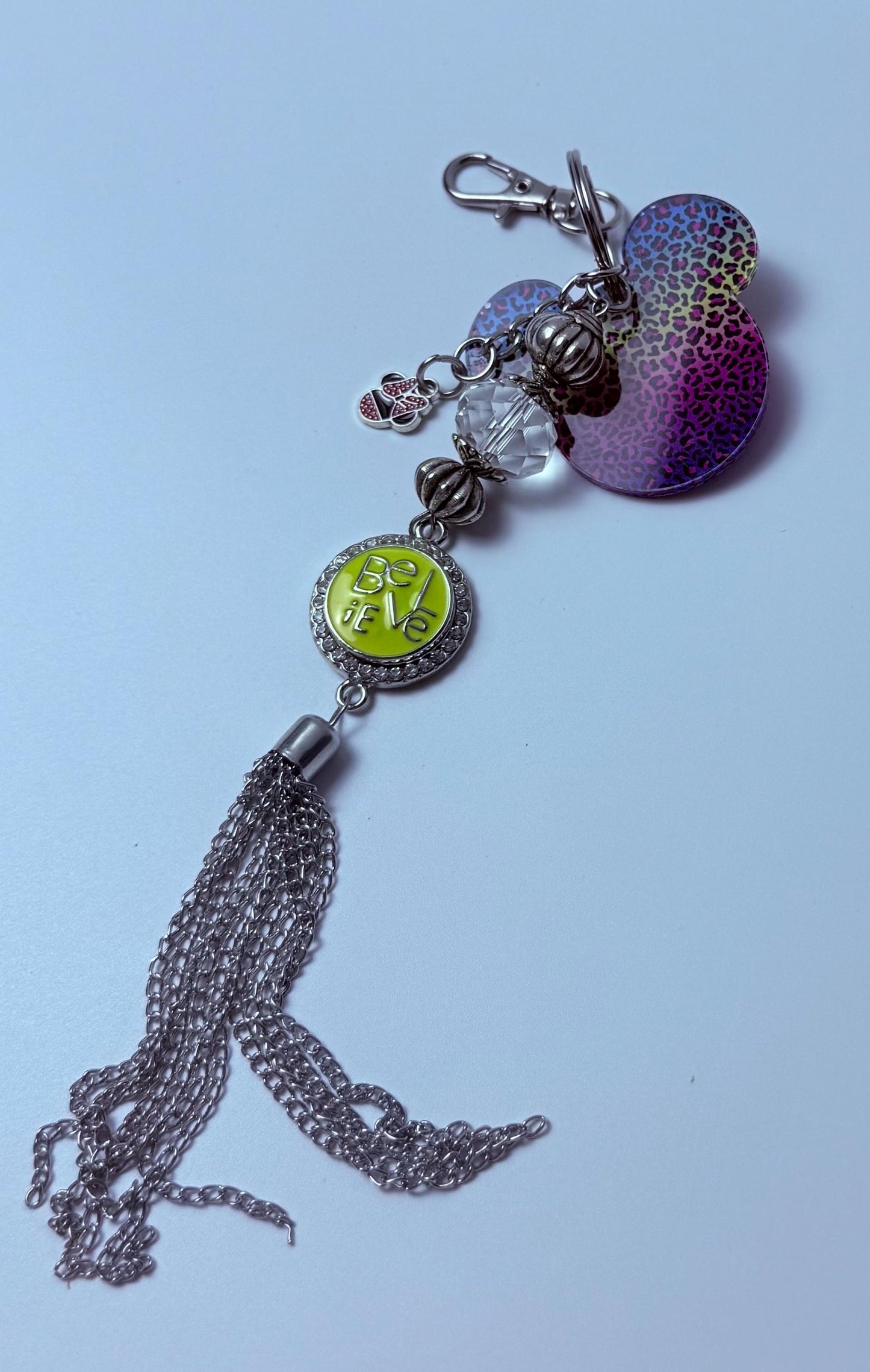Regenbogen-Leopard Mickey Schlüsselanhänger: Disney-inspirierter Taschenanhänger mit Minnie-Schleife