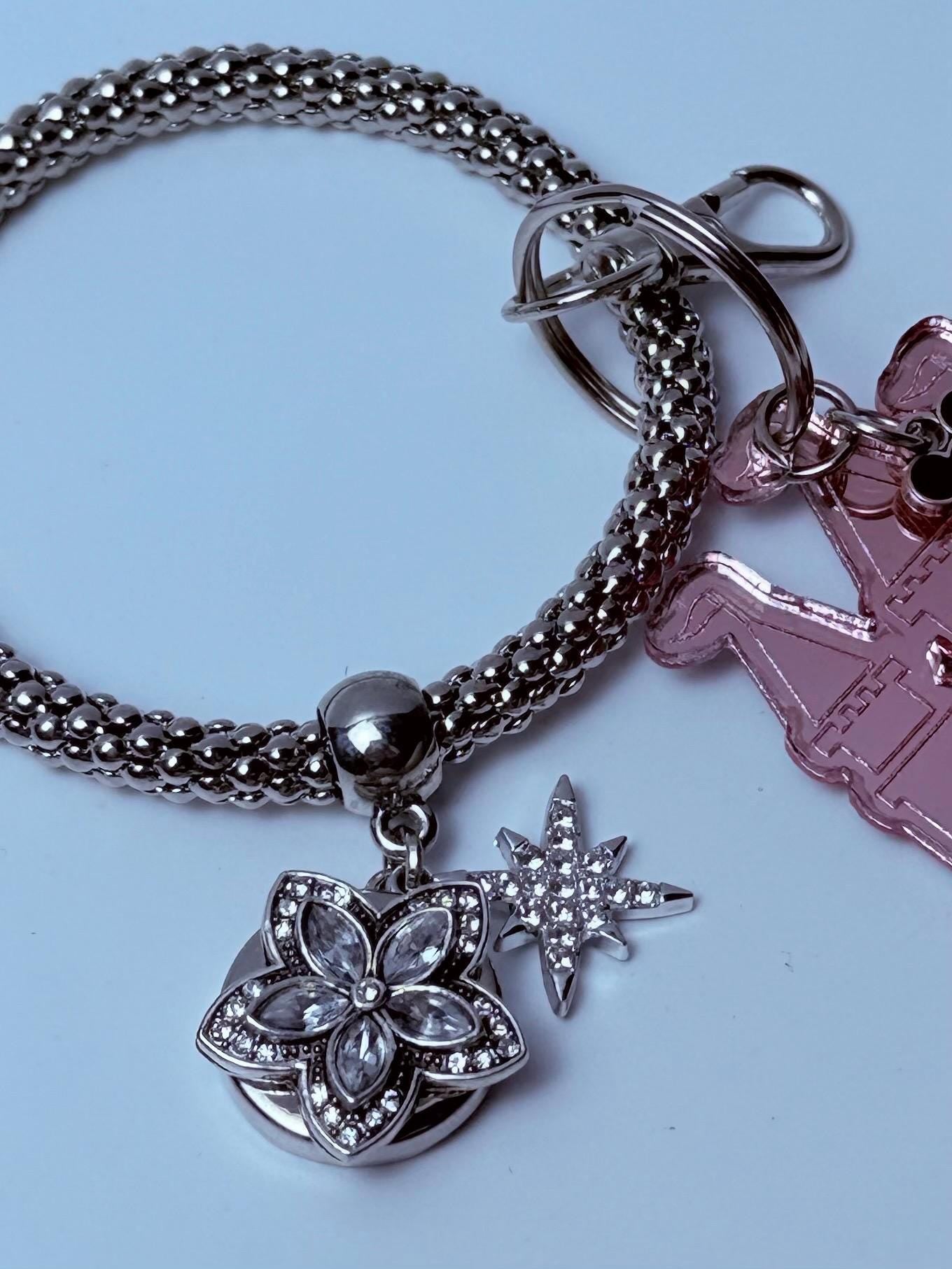Schlüsselanhänger Roségold Schloss - Von Disney inspirierter gravierter Acryl-Anhänger mit Micky-Kopf Akzent, Spiegelnder Taschenanhänger