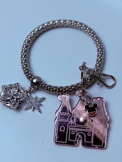 Schlüsselanhänger Roségold Schloss - Von Disney inspirierter gravierter Acryl-Anhänger mit Micky-Kopf Akzent, Spiegelnder Taschenanhänger