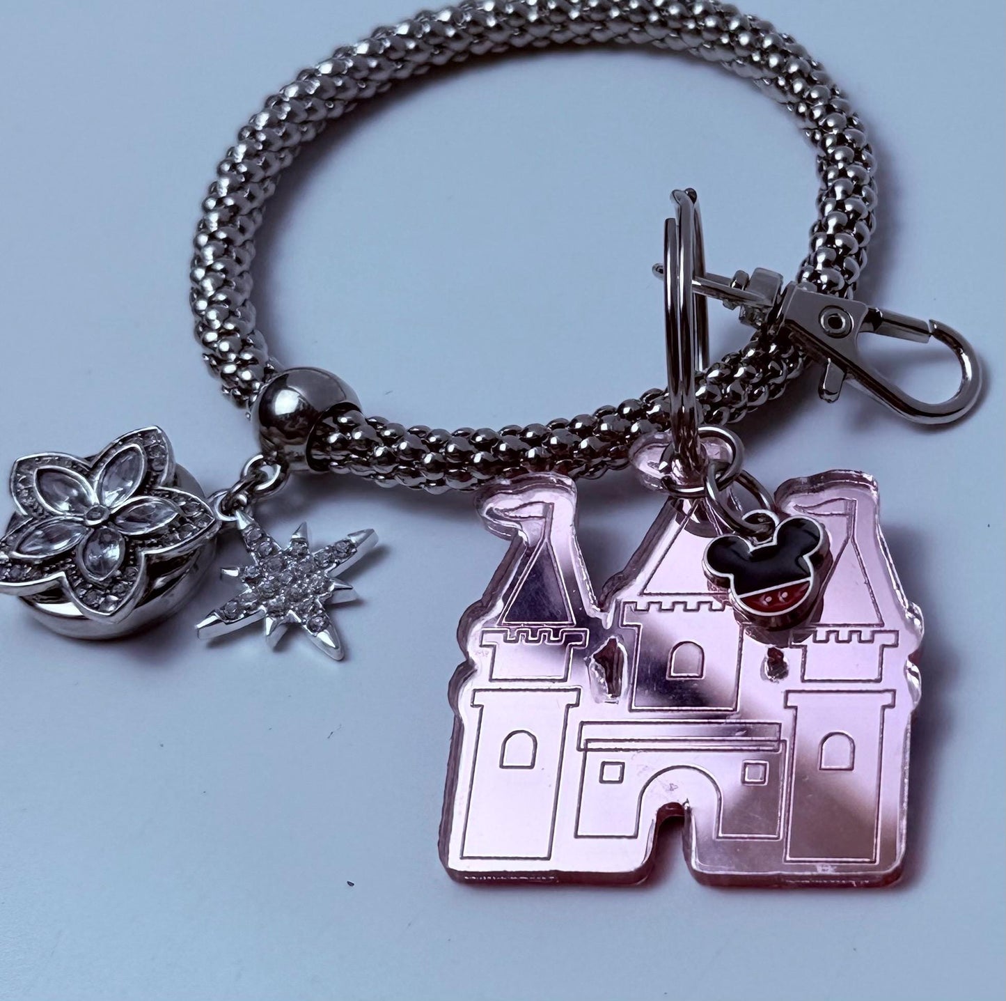 Schlüsselanhänger Roségold Schloss - Von Disney inspirierter gravierter Acryl-Anhänger mit Micky-Kopf Akzent, Spiegelnder Taschenanhänger