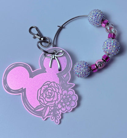 Pink schimmernder Mickey-Blumen-Schlüsselanhänger, graviertes Blumendesign mit baumelndem Minnie-Maus-Anhänger, von Disney inspirierter Acryl-Taschenanhänger