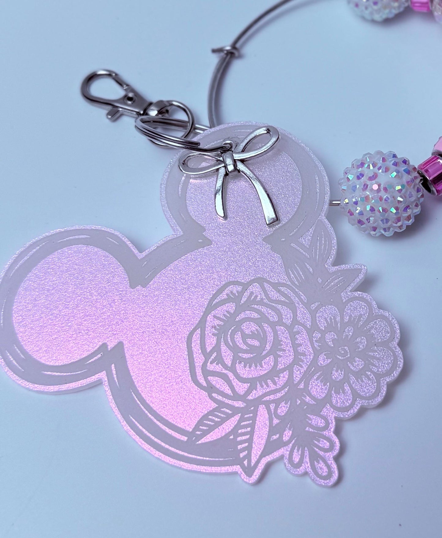 Pink schimmernder Mickey-Blumen-Schlüsselanhänger, graviertes Blumendesign mit baumelndem Minnie-Maus-Anhänger, von Disney inspirierter Acryl-Taschenanhänger