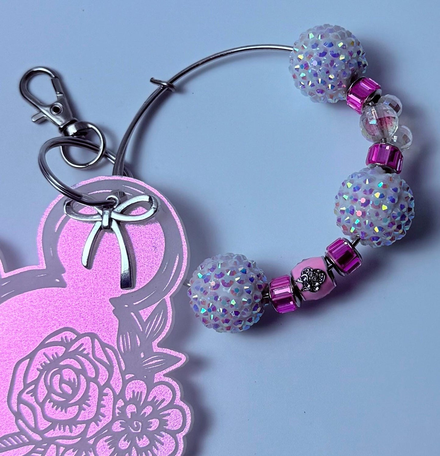 Pink schimmernder Mickey-Blumen-Schlüsselanhänger, graviertes Blumendesign mit baumelndem Minnie-Maus-Anhänger, von Disney inspirierter Acryl-Taschenanhänger
