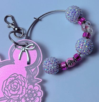Pink schimmernder Mickey-Blumen-Schlüsselanhänger, graviertes Blumendesign mit baumelndem Minnie-Maus-Anhänger, von Disney inspirierter Acryl-Taschenanhänger