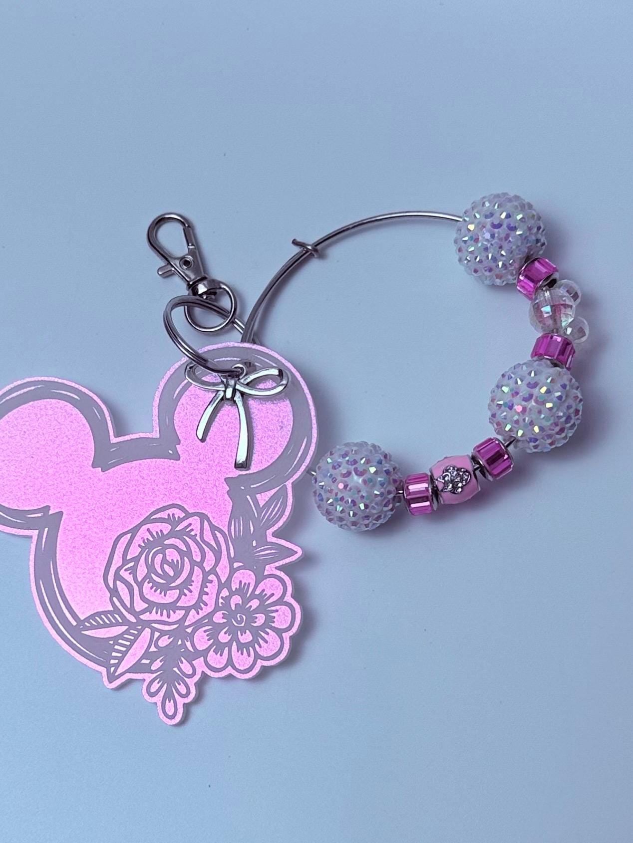 Pink schimmernder Mickey-Blumen-Schlüsselanhänger, graviertes Blumendesign mit baumelndem Minnie-Maus-Anhänger, von Disney inspirierter Acryl-Taschenanhänger