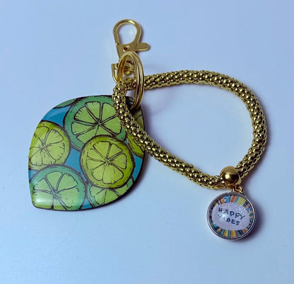 Limettenscheiben-Taschenanhänger: Acryl-Taschenaccessoire mit „Happy Vibes“-Anhänger