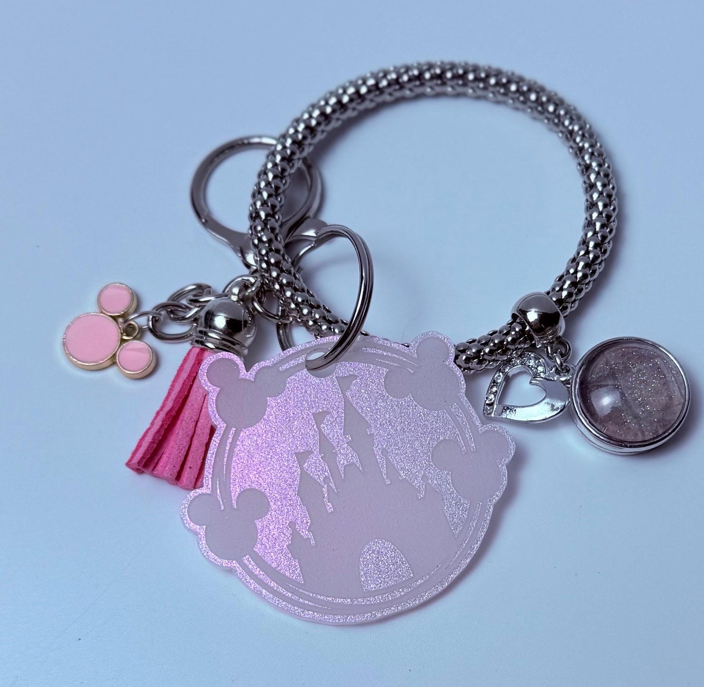 Pink Glitzer Schloss Taschenanhänger  Acryl Geldbörsenanhänger mit Quaste und Herz Akzent  Disney Inspirierter Handtaschen-Accessoire