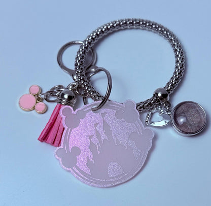 Pink Glitzer Schloss Taschenanhänger  Acryl Geldbörsenanhänger mit Quaste und Herz Akzent  Disney Inspirierter Handtaschen-Accessoire