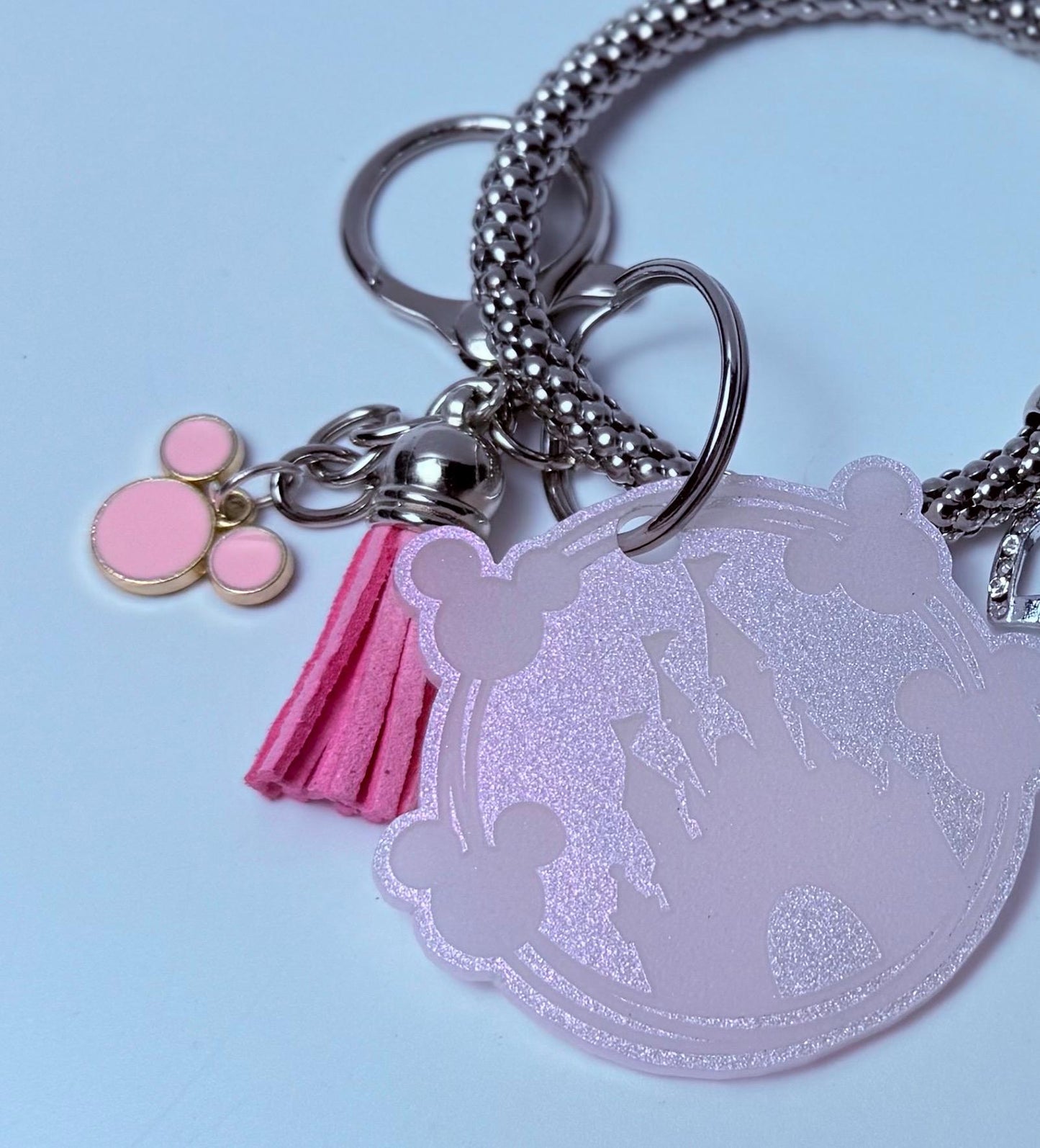 Pink Glitzer Schloss Taschenanhänger  Acryl Geldbörsenanhänger mit Quaste und Herz Akzent  Disney Inspirierter Handtaschen-Accessoire