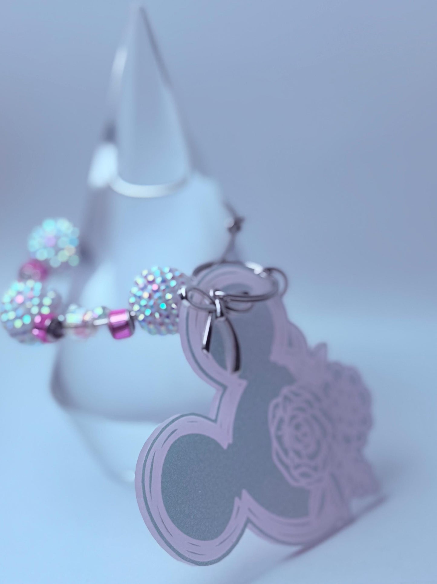 Pink schimmernder Mickey-Blumen-Schlüsselanhänger, graviertes Blumendesign mit baumelndem Minnie-Maus-Anhänger, von Disney inspirierter Acryl-Taschenanhänger