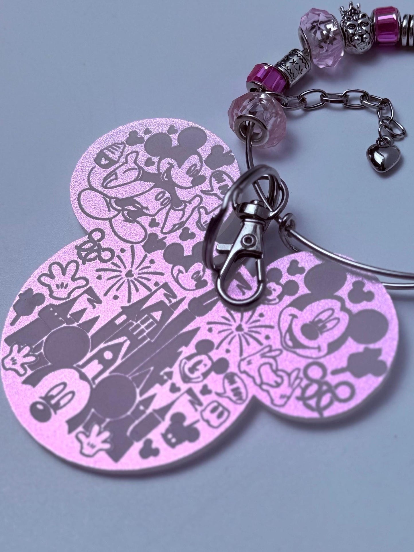 Von Disney inspirierter rosa Perlen-Taschenanhänger, handgefertigter Schlüsselanhänger mit Mickey- und Minnie-Anhängern, Glasperlen, niedliche Disney-Accessoires