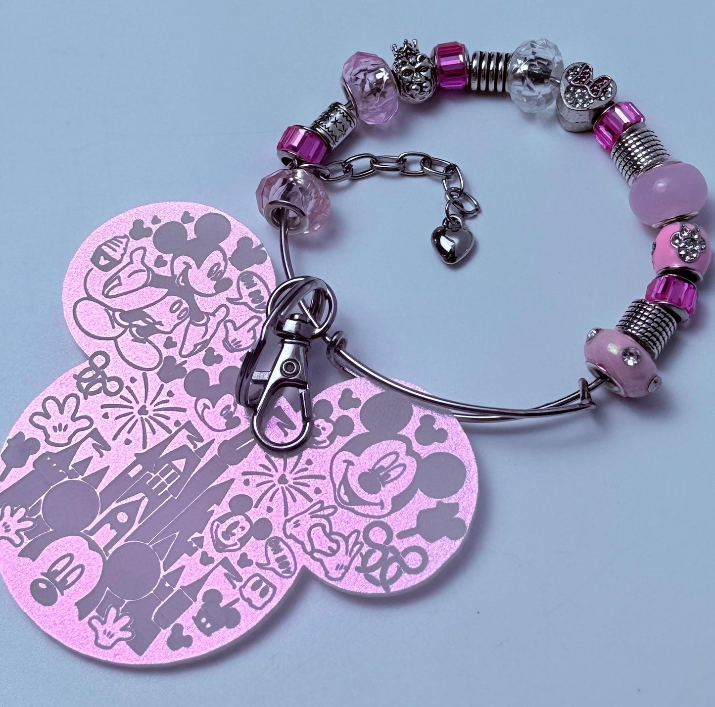 Von Disney inspirierter rosa Perlen-Taschenanhänger, handgefertigter Schlüsselanhänger mit Mickey- und Minnie-Anhängern, Glasperlen, niedliche Disney-Accessoires