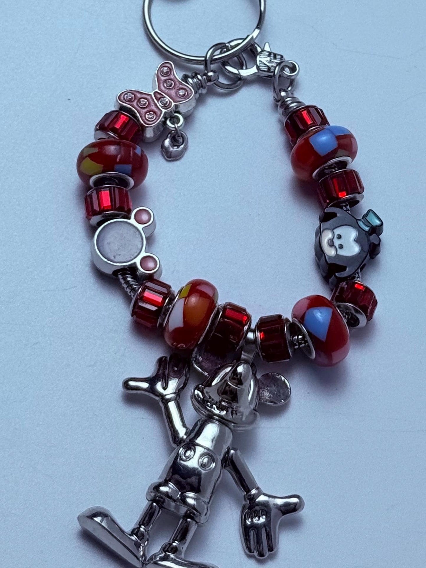 Mickey & Minnie Charm Armband Schlüsselanhänger: Rote Kristallperlen, Silberner Anhänger