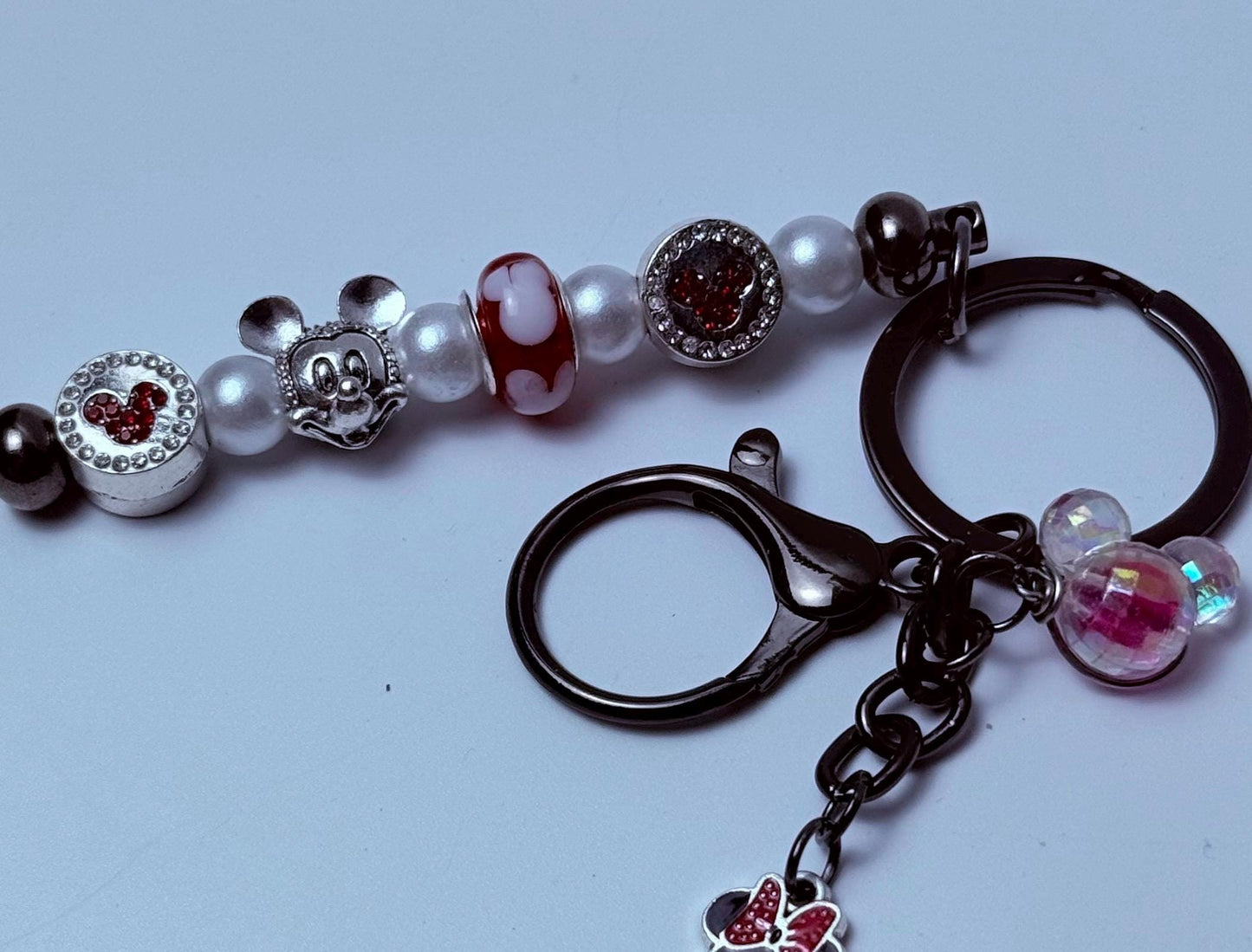 Mickey Maus Taschenanhänger: Rot, Schwarz, Perlenbesetzter Schlüsselanhänger