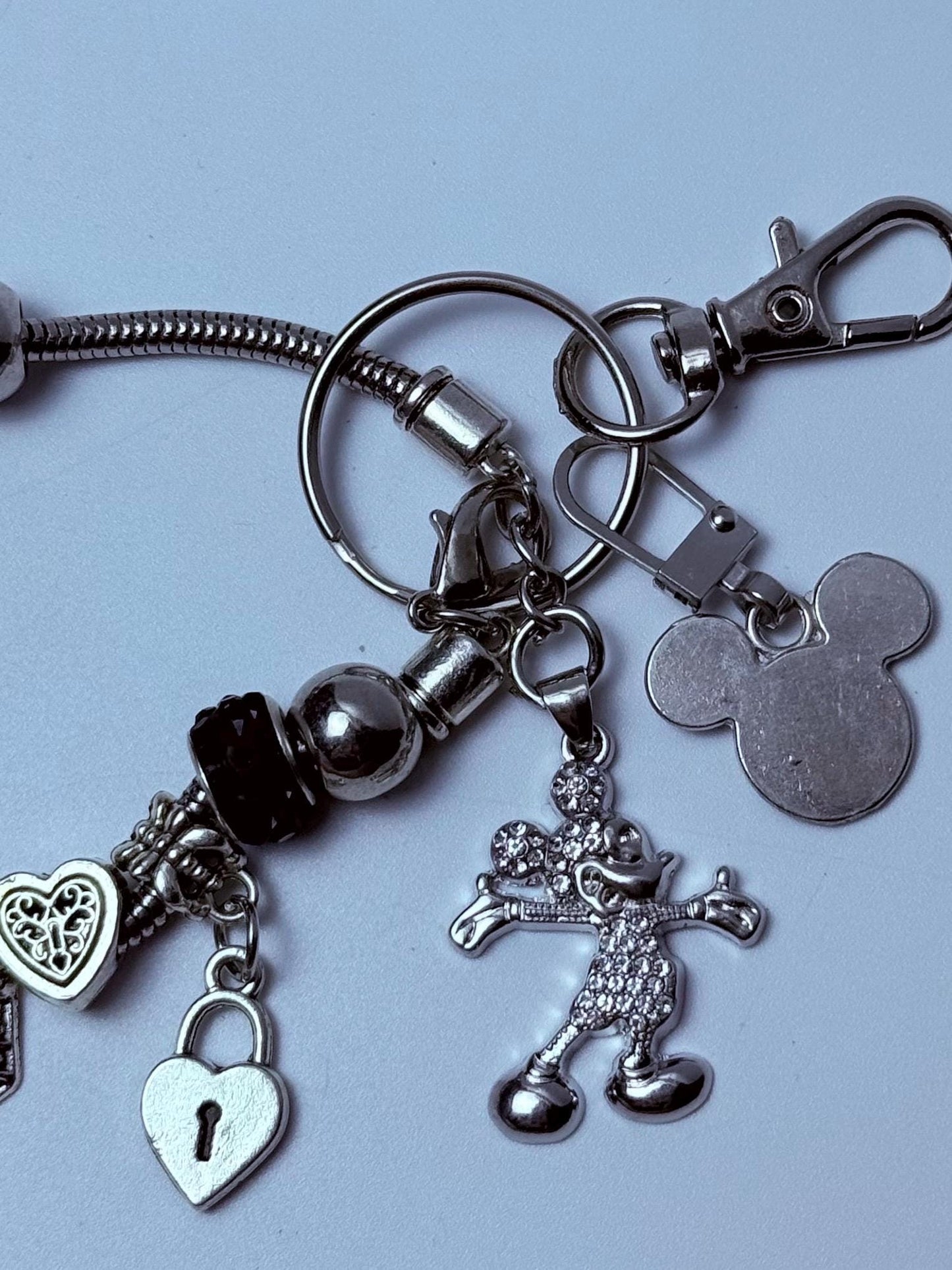 Disney inspirierter silberner Taschenanhänger Königliche Krone & Herz Schlüsselanhänger mit funkelndem Mickey und „Wunsch“-Anhänger
