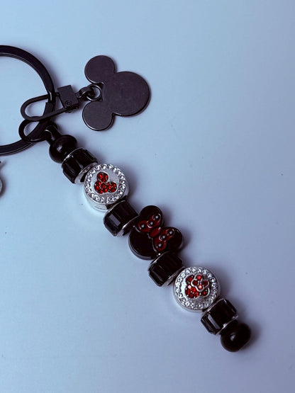 Schwarzer Kristall Micky Taschenanhänger Schlüsselanhänger | Minnie Schleife Handtaschenanhänger | Disney inspiriertes Accessoire | Handgemachter glitzernder Perlen Schlüsselanhänger